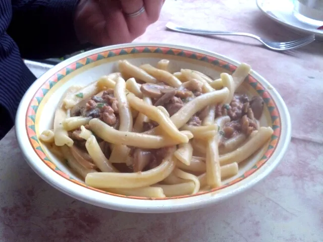 Pasta with sausage and mushrooms|Lili Strangeさん