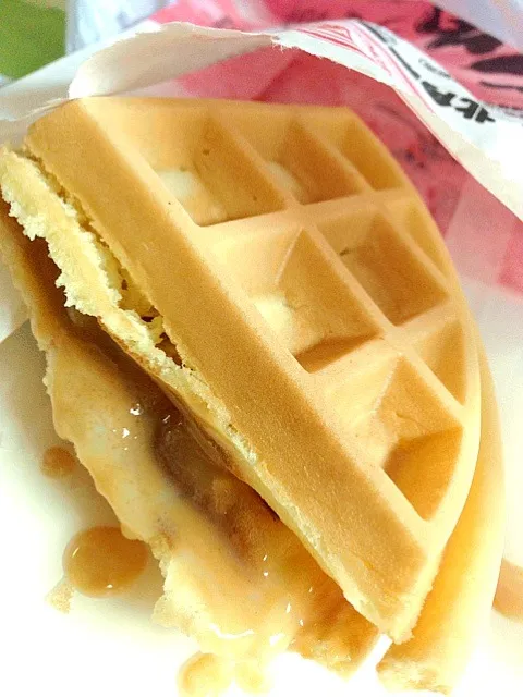 Hong Kong Style Waffle with Peanut Butter and Condensed Milk|willklhさん