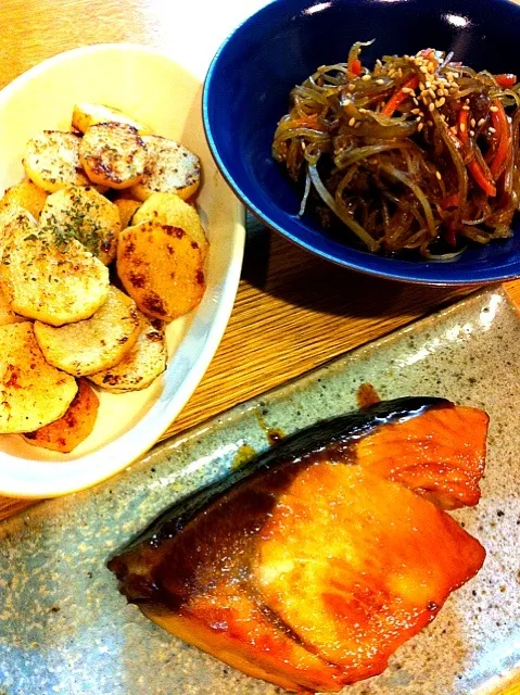 ぶりの照り焼き、長芋のバター醤油焼き、牛肉と人参と牛蒡のきんぴら。|ぽにこさん