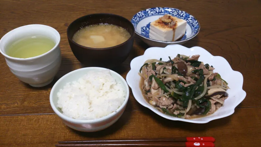 肉ニラ炒め＆冷奴＆じゃがいもと玉ねぎの味噌汁|えっちゃんさん