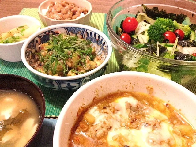 Snapdishの料理写真:カレーチーズドリア、蒸し茄子の紫蘇おかか和え、韓国海苔サラダ、納豆豆腐等|Junya Tanakaさん