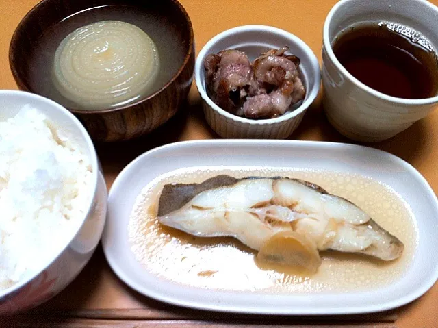 豚ばらのカリカリ焼き、カレイの煮付け、マクロビスープ|tomrowさん