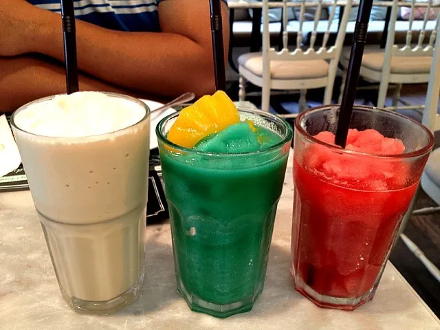 Snapdishの料理写真:ice-blended horlicks, audrey-all-the-way and ice-blended watermelon (traffic lights drink LMAO)|Cloudy Gさん