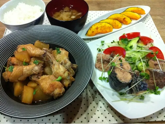 手羽元と大根こっくり煮・サバ水煮缶と野菜サラダ・かぼちゃオリーブオイル焼き・舞茸モヤシ味噌汁|まーままさん