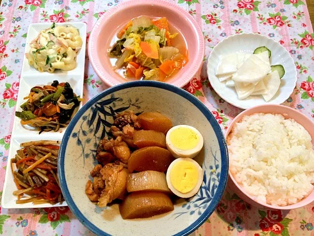 鶏手羽元と大根の照りとろ煮、きんぴらごぼう、ほうれん草炒め、かぶのらっきょ酢漬け、白菜のコンソメ煮、マカロニサラダ|まゆめろさん