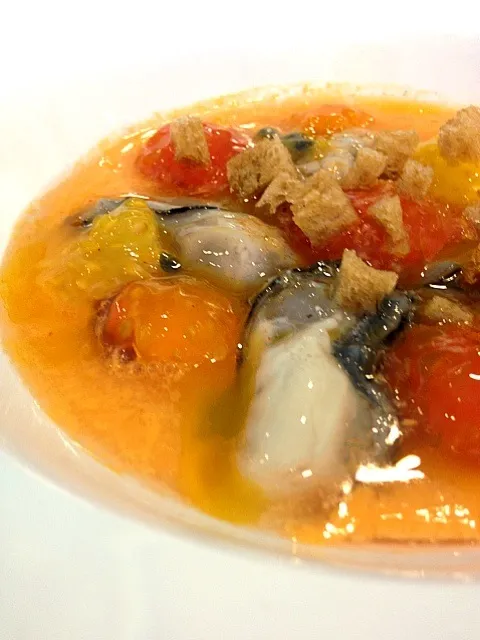 Snapdishの料理写真:Raw oysters with chilled cherry tomato soup @ Savour 2013|12Dragonさん