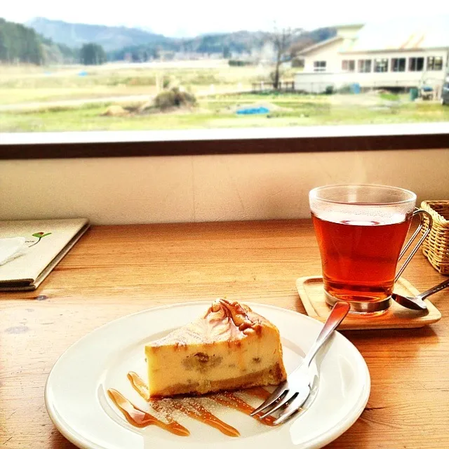 Snapdishの料理写真:バナナキャラメルチーズケーキと紅茶！|cafe053さん