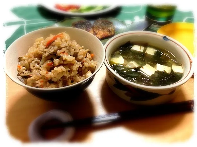 鶏ごぼう炊き込みごはん.もずくワカメ味噌汁|さと⋆さん