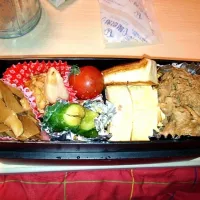 Snapdishの料理写真:お弁当☆生姜焼き☆卵焼き☆やみつききゅうり☆エリンギの煮物|acoさん