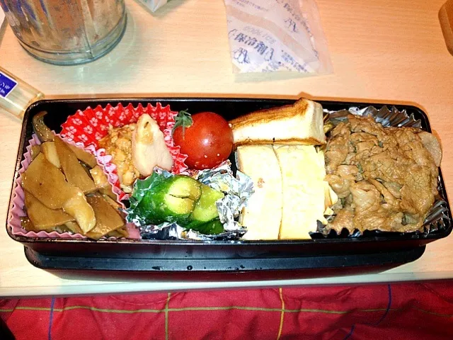 Snapdishの料理写真:お弁当☆生姜焼き☆卵焼き☆やみつききゅうり☆エリンギの煮物|acoさん