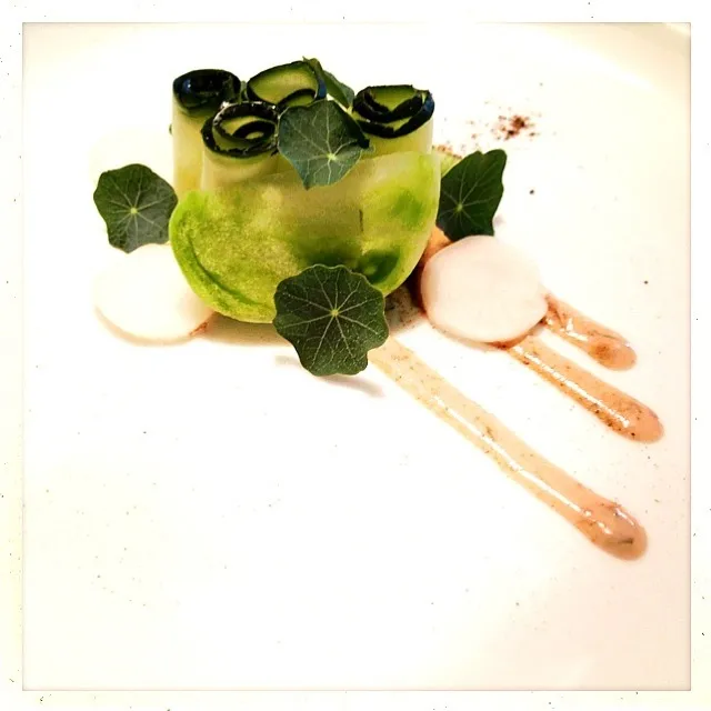 SALTED HEIRLOOM TOMATO. CUCUMBER. DAIKON. NASTURTIUM. SHICHIMI TOGORASHI|GREG ARNOLDさん