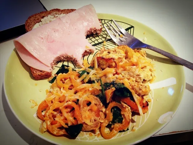 Eggs with spinach and peppers and toast with turkey|moumouさん