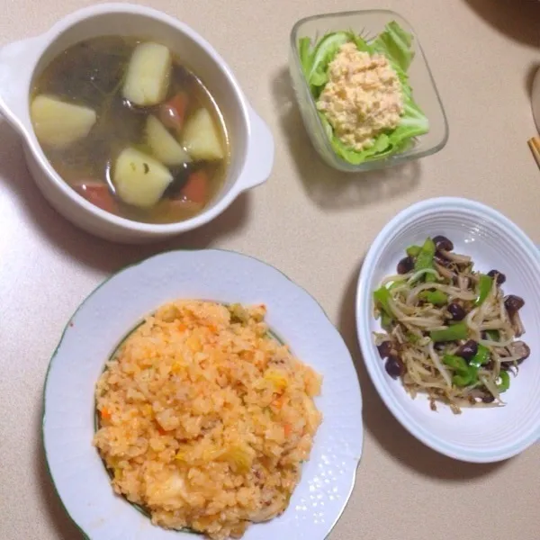 キムチ炒飯、じゃがいもの中華スープ、野菜炒め、ツナ卵サラダ|yさん