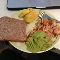 Salmon, guacamole and toast|moumouさん