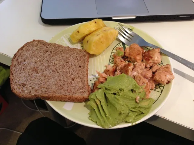 Salmon, guacamole and toast|moumouさん