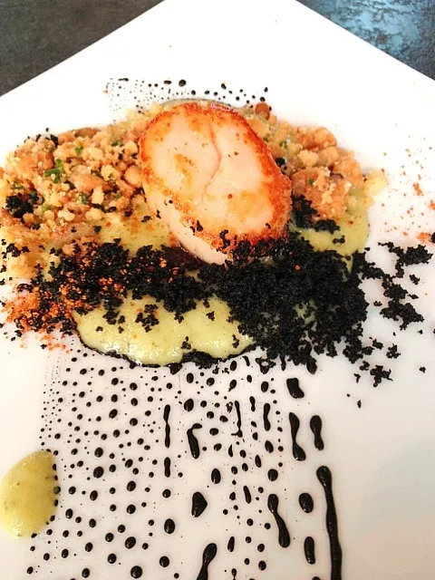 Seated scallop, aerated scallop and dill vichyssoise, barley & squid ink crumble|12Dragonさん