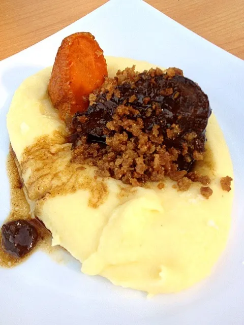 Slow cooked angus ox cheek braised in burgundy, horseradish & potato purée, bone marrow crumb|12Dragonさん