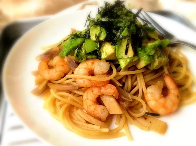 Snapdishの料理写真:海老とアボカドと筍のワサビ醤油スパゲティ★Wasabi sauce Spaghetti with shrimp, an avocado and a bamboo shoot|***さん