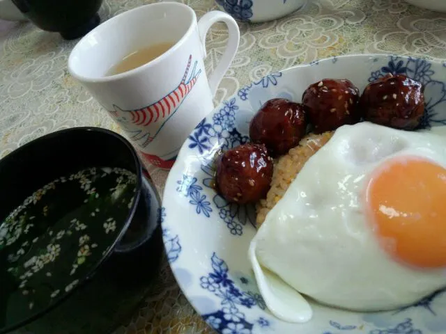 チャーハン&肉団子&目玉焼き乗っけ！|はぎのつきさん