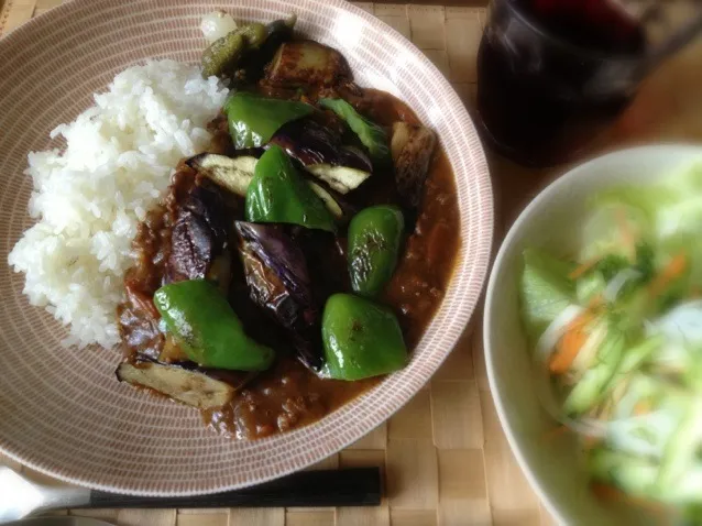 ひき肉カレー。那須とピーマンは別に炒めてます。福神漬が無いので、代わりなコルニッション。|ぺんぎんさん