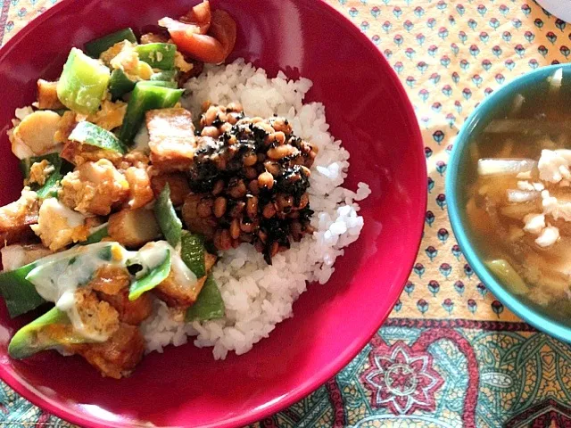 薩摩揚げと味付け厚揚げとネギの玉子とじ丼＆納豆のせ＆大根と豆腐の味噌汁😍|hassanさん