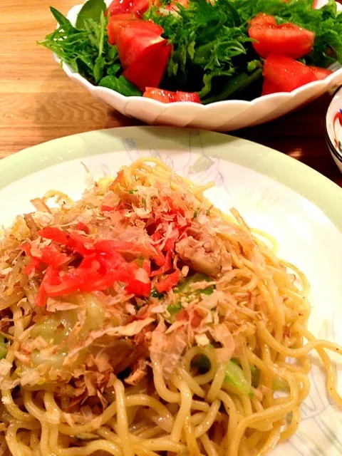 Snapdishの料理写真:塩焼きソバと採れたてホワイトセロリサラダでさっぱりと🍺|yuuminさん