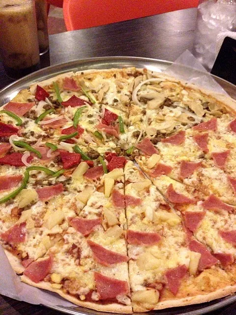 Thin crust pizza at Calda.|Mariaさん