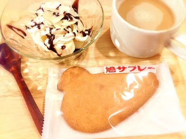 Snapdishの料理写真:バナナホイップチョコアーモンドと鳩サブレ|ユキさん