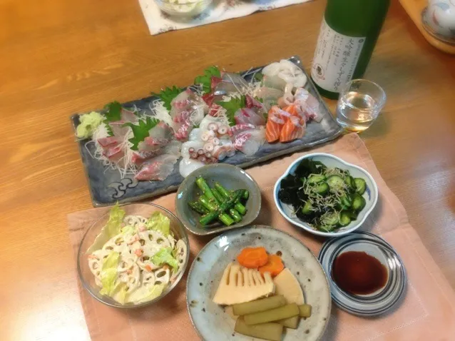 たけのことつわの煮物  わかめときゅうりの酢のもの  れんこんサラダ  アスパラゴマ和え  お刺身|家飲みさん