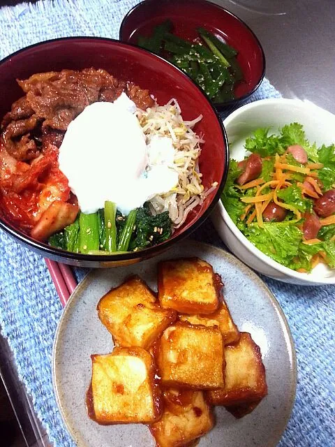 カルビビビンバ丼 豆腐のコチュジャン焼き わさび菜とウインナーのサラダ ニラスープ|野崎恵理さん