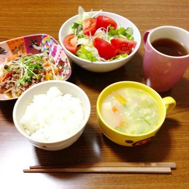 にんじんともやしとキノコの中華風そぼろあん、フレッシュトマトのサラダ、豆腐とにんじんの和風スープ|すやまみさきさん