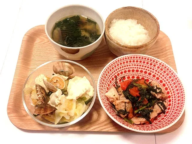 Snapdishの料理写真:今日の夕飯！鶏肉と春菊とトマトの胡麻ソース和え、アサリと豆腐の蒸し鍋、ワカメのお味噌汁、ゴハンd(^_^o)|mamigoさん