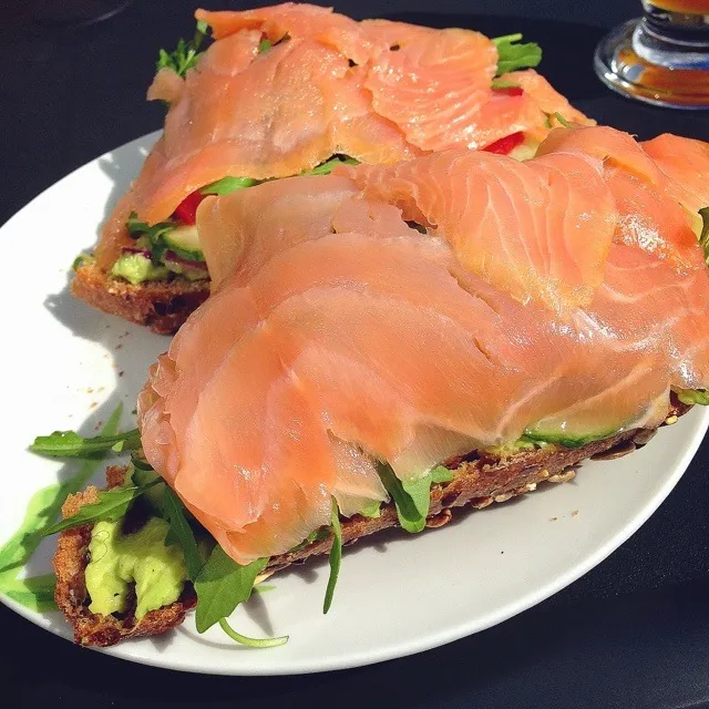 Mashed avocado with onions, rucola and smoked salmon on bezem bread|Rianneさん