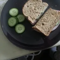 Sandwich with wholemeal bread, salad cream, smoked ham and cucumber|Selam Hagosさん