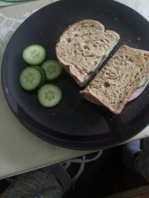 Sandwich with wholemeal bread, salad cream, smoked ham and cucumber|Selam Hagosさん