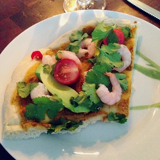 Snapdishの料理写真:Flatbread with shrimps, avocado, cherry tomatoes|Rianneさん