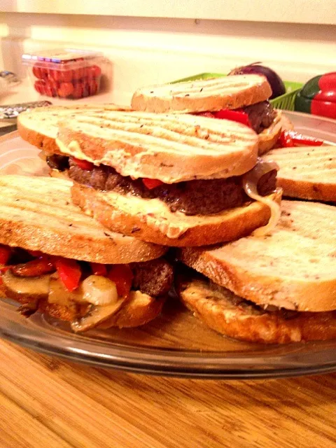 Patty melt with Santa Fe cream cheese, sautéd baby bellas onions and red peppers.|amyさん