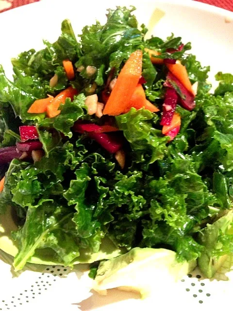 Organic kale, carrots, beets, avocado in a lemon/basil olive oil dressing|georgianaさん