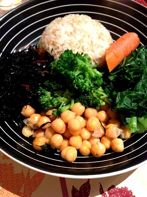 Macrobiotic place: brown rice, hijiki, chickpeas, organic collard greens, kale, carrots and broccoli.|georgianaさん