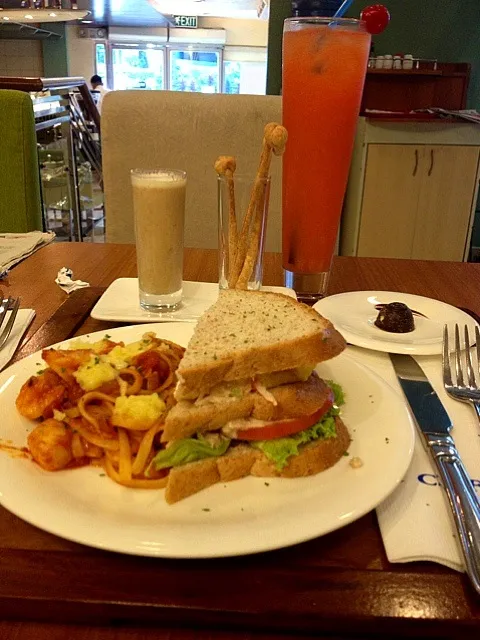 Seafood Marinara and Clubhouse Sandwich for a late lunch|kristina de la cruzさん