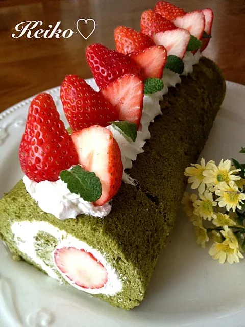 Snapdishの料理写真:yatton やすこちゃんの抹茶と🍓のロールケーキ作りました〜💓|佳子さん