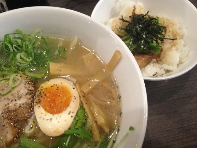 ランチA (香味徳ラーメン + 豚ミニ丼)を頂きました。|momongatomoさん