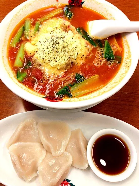 Snapdishの料理写真:太陽のチーズラーメン 水餃子セット|ponnaoさん