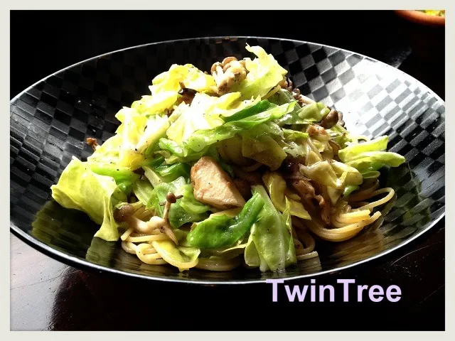 Snapdishの料理写真:賄いパスタ！春キャベツとキノコの和風ペペロンチーノ‼|TwinTreeさん