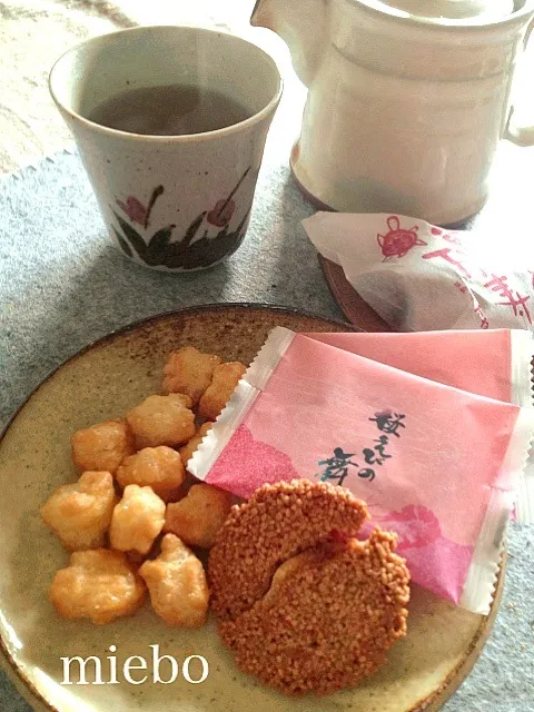 かりんとう饅頭、えび煎餅、あられをほうじ茶で*\(^o^)/*|MIEKO 沼澤三永子さん