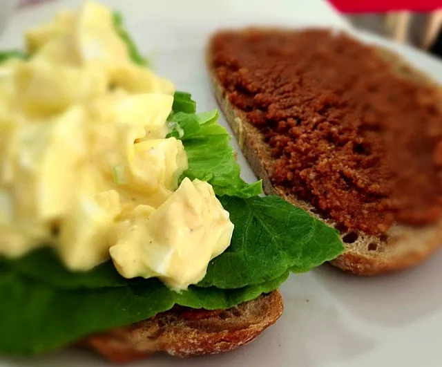 Egg sandwich on sundried-tomatoes almond dressing & sourdough bread.|vonlohさん