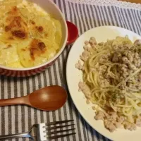 Snapdishの料理写真:生姜と鶏挽き肉のクリームパスタ、じゃがいもと玉ねぎのローズマリー風味グラタン|ニャンコさん