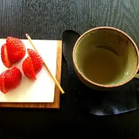 Snapdishの料理写真:Fresh strawberries and pear ginger tea|Tristan Choiさん