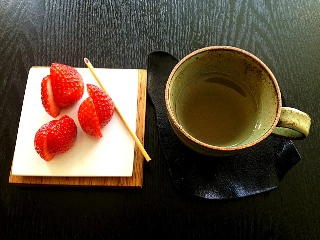 Fresh strawberries and pear ginger tea|Tristan Choiさん