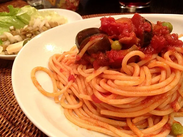 昨夜のイタリアン定食。茄子とベーコンのトマトソースパスタにレンズ豆のサラダ。|松浦有里さん